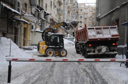 Москва. Работа снегоуборочной техники на одной из улиц города.