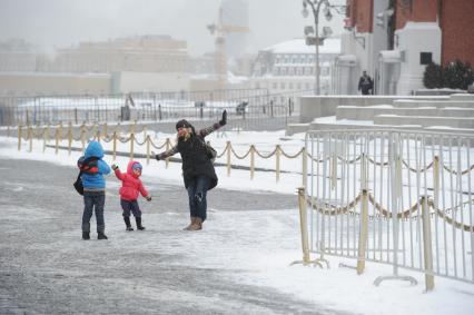 Москва. Женщина во время прогулки с детьми на Красной площади.