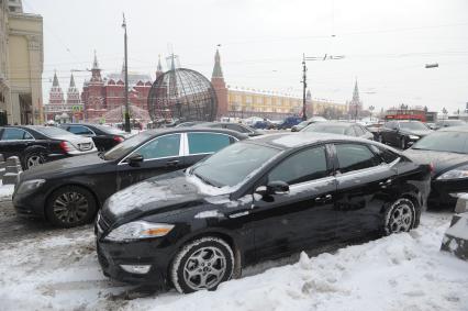 Москва.  Автомобильная пробка на улице Охотный Ряд.