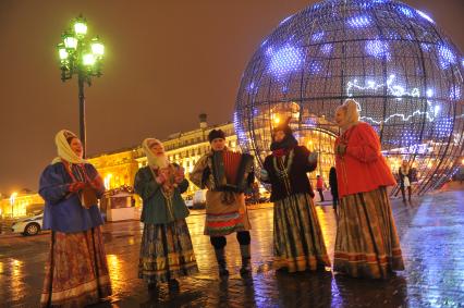 Москва.  На церемонии закрытия фестиваля `Путешествие в Рождество`  на Манежной площади.