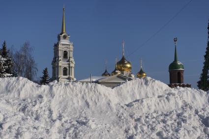 Тула. Сугробы на фоне Тульского кремля.