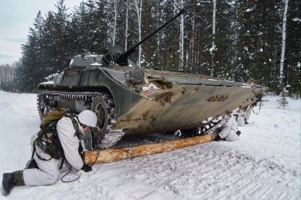 Свердловская область. Адуйский военный полигон. Военнослужащие мотострелковых войск выполняют задание по обеспечению движения БМП-2 в ходе проверки войск на способность слаженной работы между подразделениями.