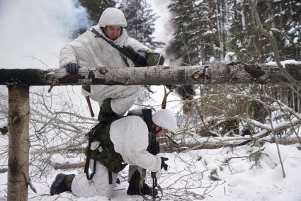 Свердловская область. Адуйский военный полигон. Военнослужащие мотострелковых войск проходят полосу препятствий в ходе проверки войск на способность слаженной работы между подразделениями.