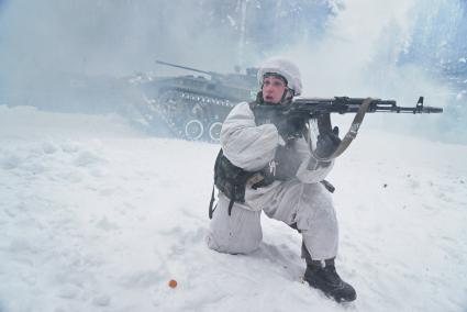 Свердловская область. Адуйский военный полигон. Военнослужащие мотострелковых войск отрабатывают дейсвия на случай засады в ходе проверки войск на способность слаженной работы между подразделениями.