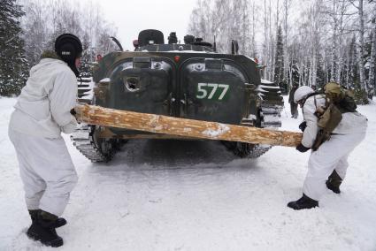 Свердловская область. Адуйский военный полигон. Военнослужащие мотострелковых войск выполняют задание по обеспечению движения БМП-2 в ходе проверки войск на способность слаженной работы между подразделениями.