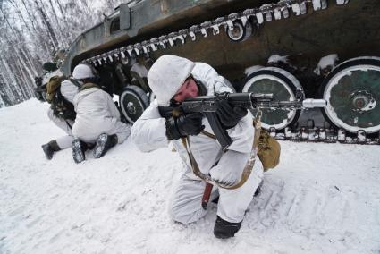 Свердловская область. Адуйский военный полигон. Военнослужащие мотострелковых войск выполняют задание по обеспечению движения БМП-2 в ходе проверки войск на способность слаженной работы между подразделениями.