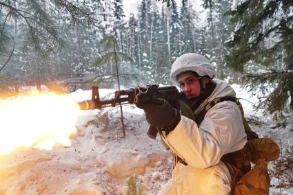 Свердловская область. Адуйский военный полигон. Военнослужащие мотострелковых войск отрабатывают дейсвия на случай засады в ходе проверки войск на способность слаженной работы между подразделениями.