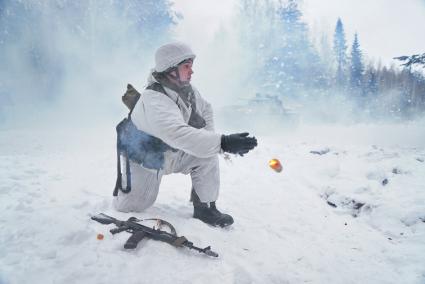 Свердловская область. Адуйский военный полигон. Военнослужащие мотострелковых войск отрабатывают дейсвия на случай засады в ходе проверки войск на способность слаженной работы между подразделениями.