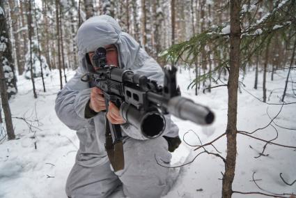 Свердловская область. Адуйский военный полигон. Военнослужащие мотострелковых войск отрабатывают дейсвия на случай засады в ходе проверки войск на способность слаженной работы между подразделениями.