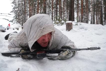 Свердловская область. Адуйский военный полигон. Военнослужащий мотострелковых войск проходит полосу препятствий в ходе проверки войск на способность слаженной работы между подразделениями.