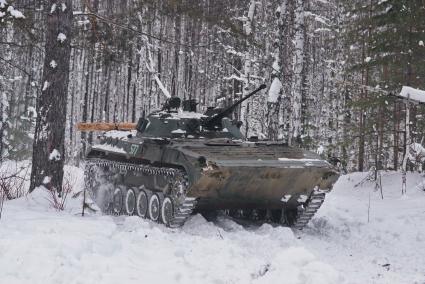 Свердловская область. Адуйский военный полигон. Военнослужащие мотострелковых войск выполняют задание по обеспечению движения БМП-2 в ходе проверки войск на способность слаженной работы между подразделениями.