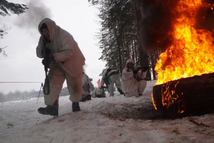 Свердловская область. Адуйский военный полигон. Военнослужащие мотострелковых войск проходят полосу препятствий в ходе проверки войск на способность слаженной работы между подразделениями.