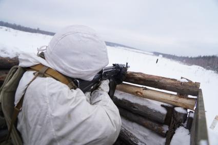 Свердловская область. Адуйский военный полигон. Военнослужащий мотострелковых войск на огневом рубеже в ходе проверки войск на способность слаженной работы между подразделениями.