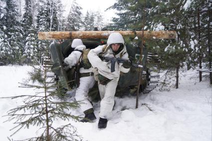 Свердловская область. Адуйский военный полигон. Военнослужащие мотострелковых войск отрабатывают дейсвия на случай засады в ходе проверки войск на способность слаженной работы между подразделениями.