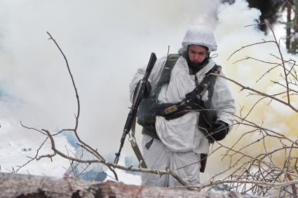 Свердловская область. Адуйский военный полигон. Военнослужащий мотострелковых войск проходит полосу препятствий в ходе проверки войск на способность слаженной работы между подразделениями.