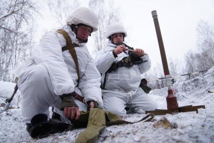 Свердловская область. Адуйский военный полигон. Военнослужащие инженерных войск устанавливают взрывной заряд на землю для разрыхления грунта и копки окопов в ходе проверки на способность слаженной работы между подразделениями