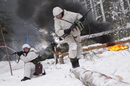 Свердловская область. Адуйский военный полигон. Военнослужащие мотострелковых войск проходят полосу препятствий в ходе проверки войск на способность слаженной работы между подразделениями.