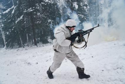 Свердловская область. Адуйский военный полигон. Военнослужащие мотострелковых войск отрабатывают дейсвия на случай засады в ходе проверки войск на способность слаженной работы между подразделениями.