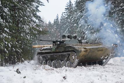 Свердловская область. Адуйский военный полигон. Военнослужащие мотострелковых войск выполняют задание по обеспечению движения БМП-2 в ходе проверки войск на способность слаженной работы между подразделениями.