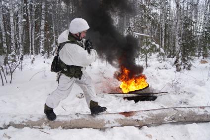 Свердловская область. Адуйский военный полигон. Военнослужащие мотострелковых войск проходят полосу препятствий в ходе проверки войск на способность слаженной работы между подразделениями.