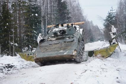 Свердловская область. Адуйский военный полигон. БМП-2 проезжает по пантонному мосту, наведенному военнослужащими инженерных войск в ходе проверки на способность слаженной работы между подразделениями.