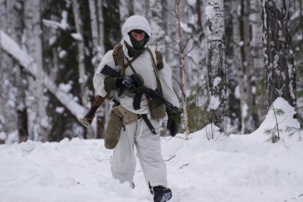 Свердловская область. Адуйский военный полигон. Военнослужащий инженерных войск с автоматом в ходе проверки на способность слаженной работы между подразделениями.