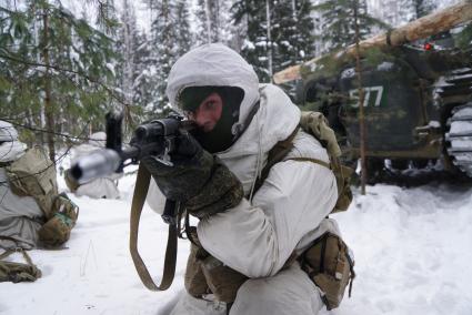 Свердловская область. Адуйский военный полигон. Военнослужащие мотострелковых войск отрабатывают дейсвия на случай засады в ходе проверки войск на способность слаженной работы между подразделениями.