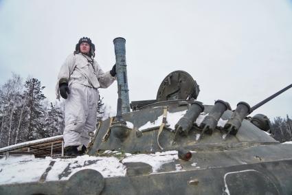 Свердловская область. Адуйский военный полигон. Военнослужащий мотострелковых войск пополняет боекомплект БМП-2 в ходе проверки войск на способность слаженной работы между подразделениями.