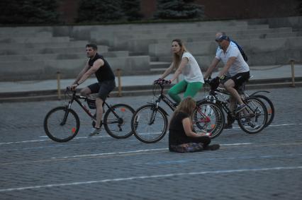 Москва. Велосипедисты едут по Красной площади.