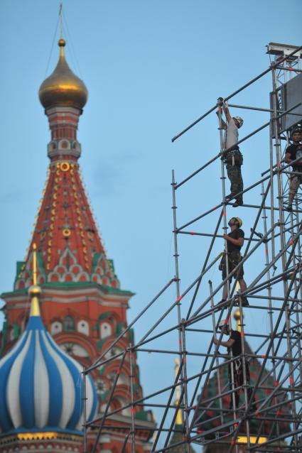 Москва. Рабочие устанавливают сцену на Красной площади.