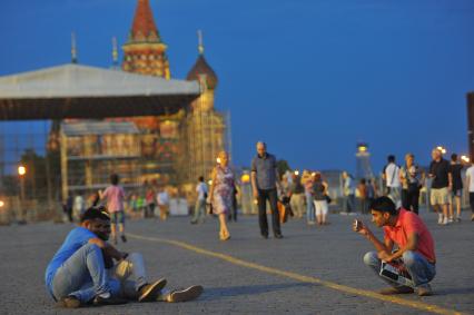 Москва. Иностранные туристы фотографируются на Красной площади.