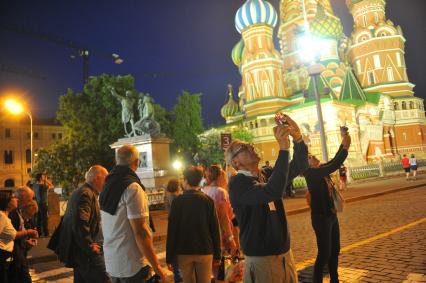 Москва. Иностранные туристы на Красной площади.