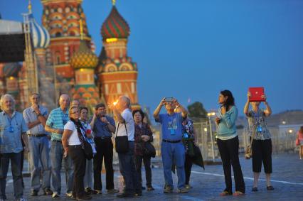 Москва. Иностранные туристы на Красной площади.