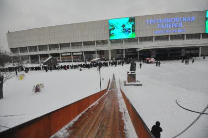 Москва. Люди стоят в очереди на выставку `Валентин Серов. К 150-летию со дня рождения` у входа в Третьяковскую галерею на Крымском валу.