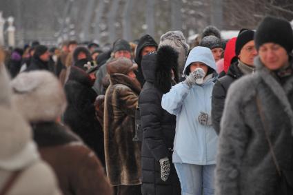 Москва. Люди стоят в очереди на выставку `Валентин Серов. К 150-летию со дня рождения` у входа в Третьяковскую галерею на Крымском валу.