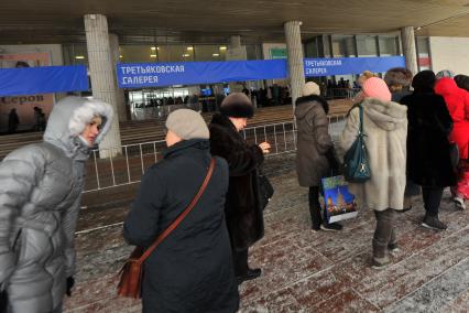 Москва. Люди стоят в очереди на выставку `Валентин Серов. К 150-летию со дня рождения` у входа в Третьяковскую галерею на Крымском валу.