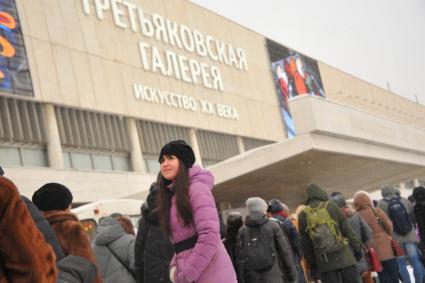 Москва. Люди стоят в очереди на выставку `Валентин Серов. К 150-летию со дня рождения` у входа в Третьяковскую галерею на Крымском валу.