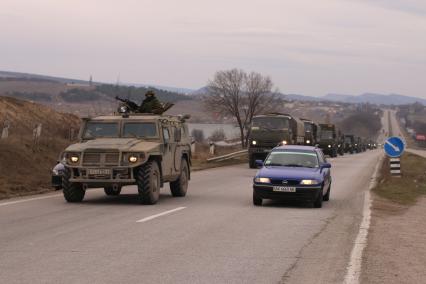 Крымский кризис. Колонна военной техники движется от Севастополя в сторону Симферополя.