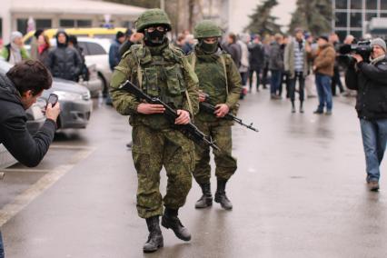 Крымский кризис. Симферополь. На снимке: вооруженные люди в военной форме - самооборона Крыма.