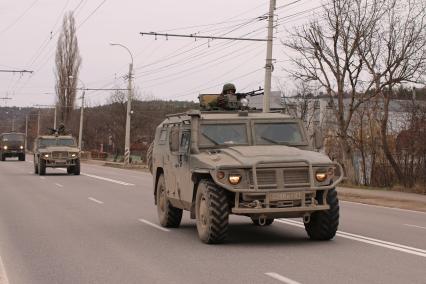 Крымский кризис. Колонна военной техники движется от Севастополя в сторону Симферополя.