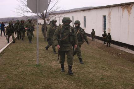 Крымский кризис. Военные без опознавательных знаков заблокировали военную часть А-2320 в селе Перевальное, которая отказалась сдавать оружие.