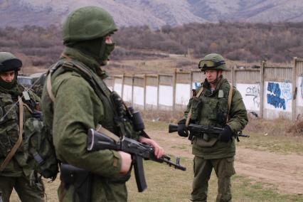 Крымский кризис. Военные без опознавательных знаков заблокировали военную часть А-2320 в селе Перевальное, которая отказалась сдавать оружие.