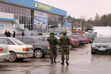 Крымский кризис. Симферополь. На снимке: вооруженные люди в военной форме - самооборона Крыма.