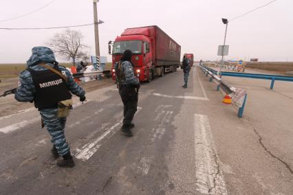 Крымский кризис. Турецкий вал. Блок-пост отряда самообороны Крыма. На снимке: бойцы спецподразделения `Беркут` проверяют фуру.