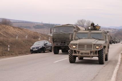 Крымский кризис. Колонна военной техники движется от Севастополя в сторону Симферополя.