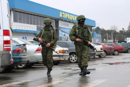 Крымский кризис. Симферополь. На снимке: вооруженные люди в военной форме - самооборона Крыма.