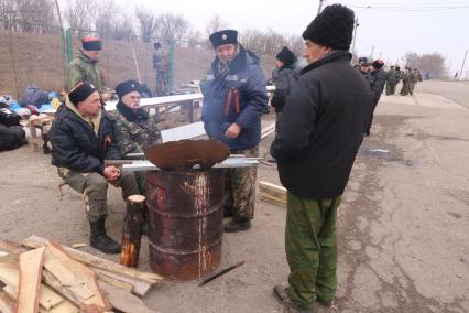 Крымский кризис. Турецкий вал. Блок-пост отряда самообороны Крыма. На снимке: казаки.