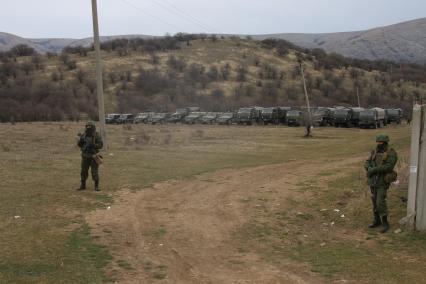 Крымский кризис. Военные без опознавательных знаков заблокировали военную часть А-2320 в селе Перевальное, которая отказалась сдавать оружие.