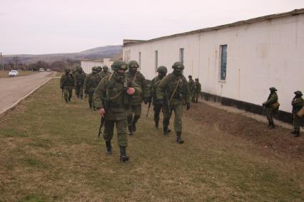 Крымский кризис. Военные без опознавательных знаков заблокировали военную часть А-2320 в селе Перевальное, которая отказалась сдавать оружие.