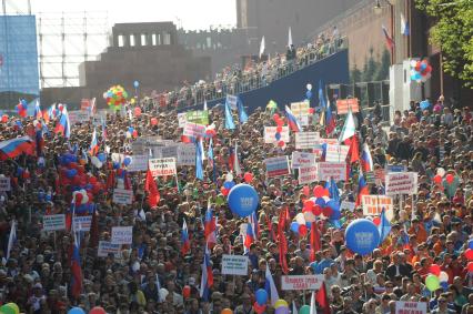 Москва. Участники традиционной первомайской демонстрации во время шествия от Красной площади к Манежной.